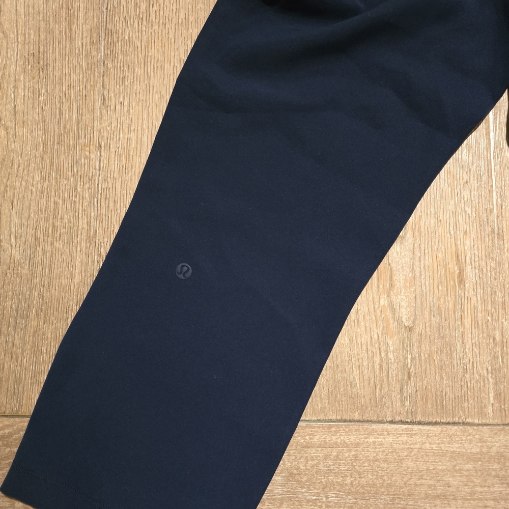Lululemon On The Fly Crop Woven 23" Navy Blue sz 4 - Picture 3 of 8
